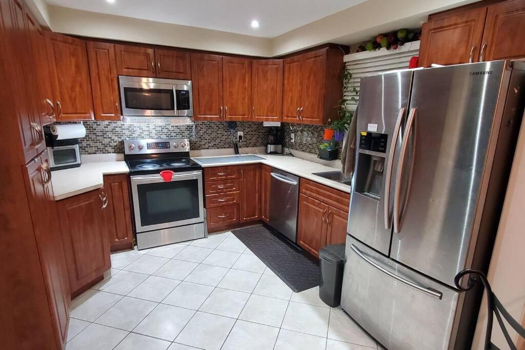 Beautiful House In Mississauga Apartment Екстериор снимка