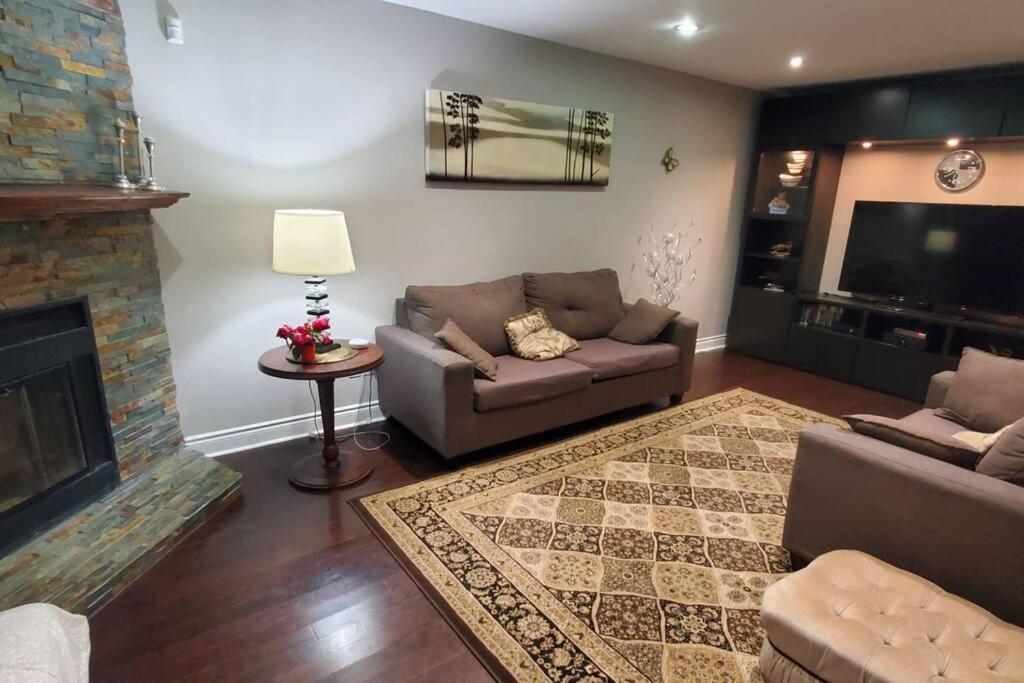 Beautiful House In Mississauga Apartment Екстериор снимка